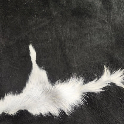Tapete de couro de boi Preto e Branco PB838 — detalhe do acabamento artesanal