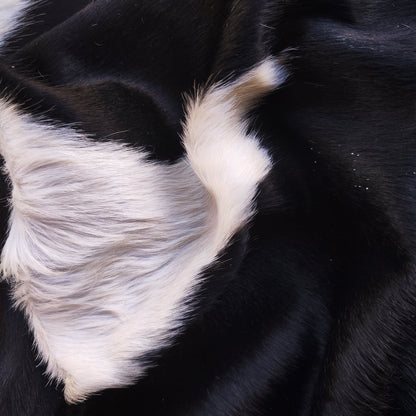 Tapete de couro de boi Preto e Branco PB861 — detalhe do acabamento artesanal