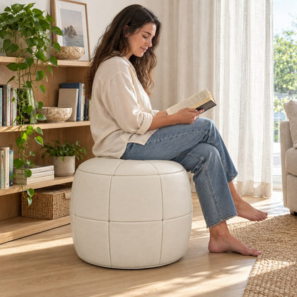 Puff Pipa Off White em Couro Natural Premium 40x40cm — lifestyle com pessoa usando o puff em ambiente residencial claro