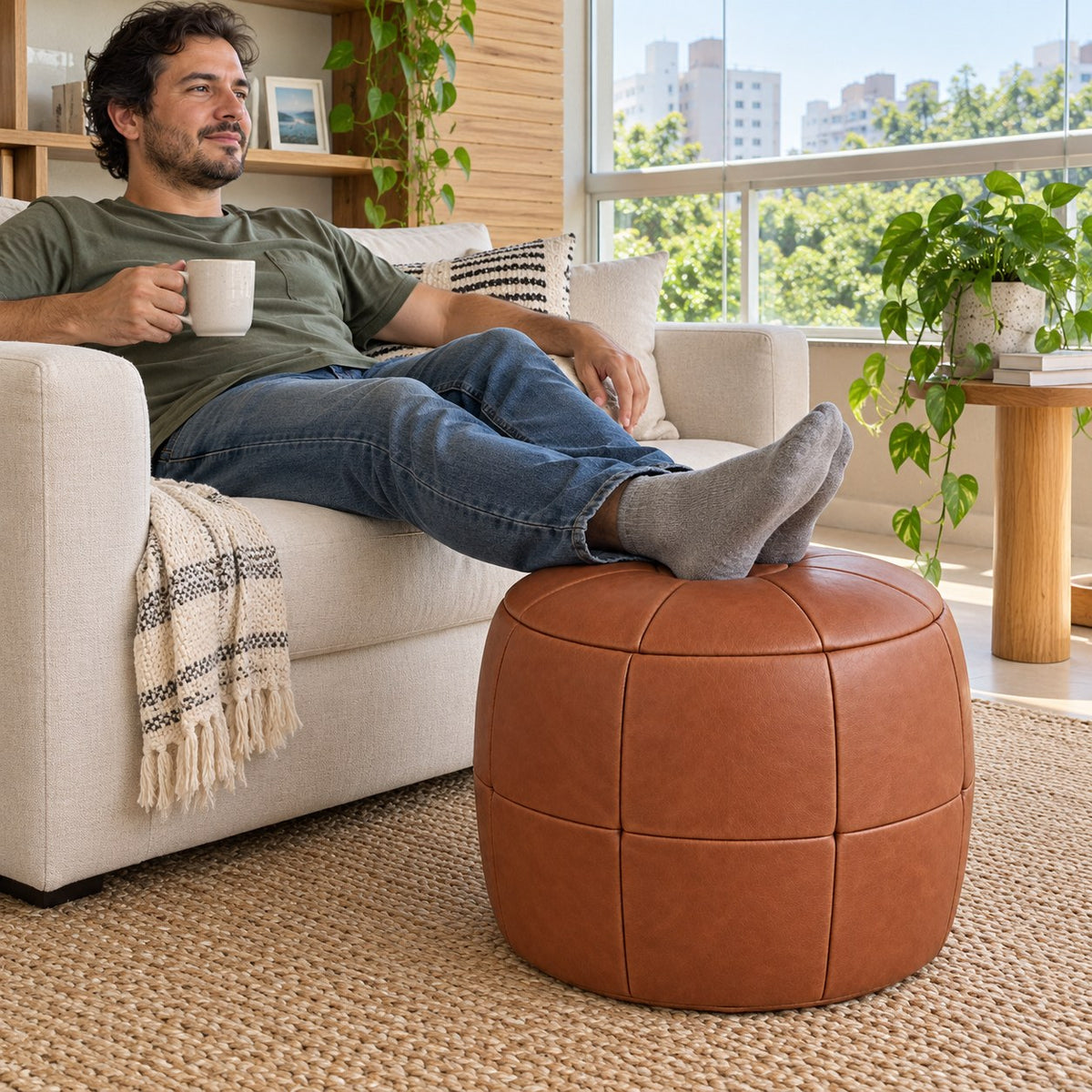 Puff Pipa Terracota em Couro Natural Premium 40x40cm — lifestyle com pessoa usando o puff em ambiente residencial claro