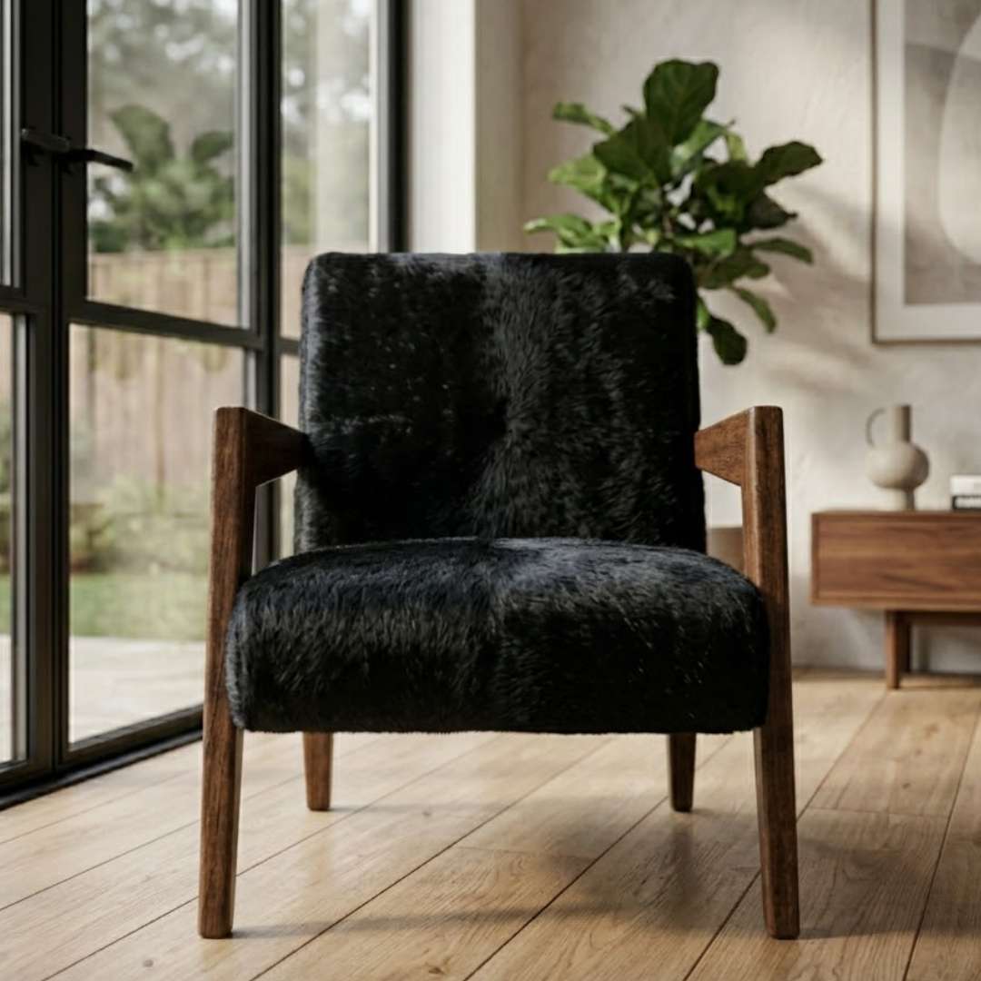 Poltrona Alice preta em couro bovino natural em ambiente de sala decorada - DECOURO
