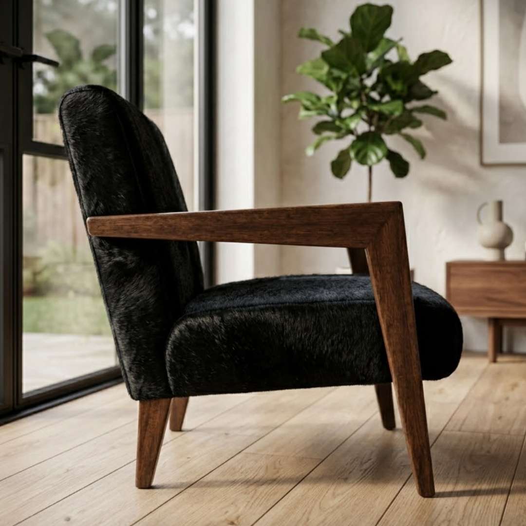 Poltrona de couro bovino preto vista lateral em sala de estar estilo midcentury - DECOURO