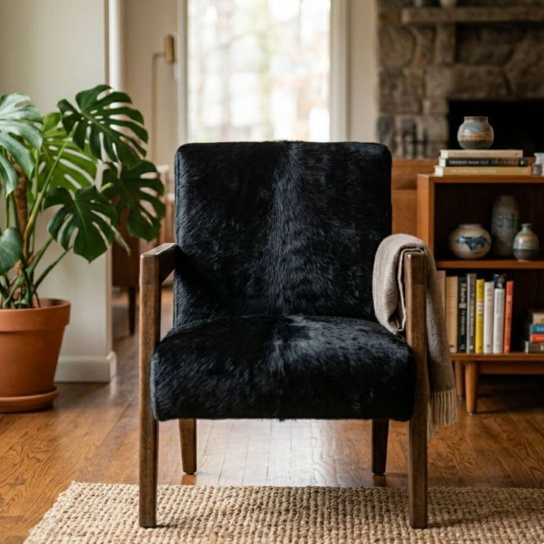 Poltrona de couro preto natural em sala com plantas e estante - decoração contemporânea DECOURO