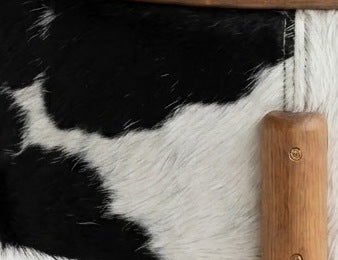 Mesa de Centro Redonda em Madeira e Couro Natural Preto e Branco Malhado 55x32cm — textura do couro em detalhe