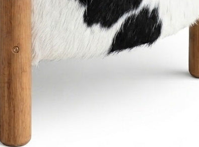 Mesa de Centro Redonda em Madeira e Couro Natural Preto e Branco Malhado 55x32cm — perna em madeira maciça