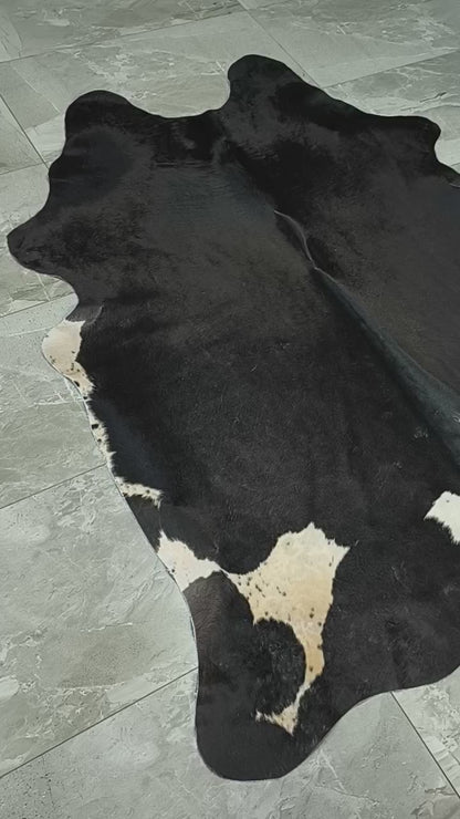 Tapete Bovino Natural Preto e Branco Pelo Curto I PB1090 I  2,00x1,84m em Couro Legítimo