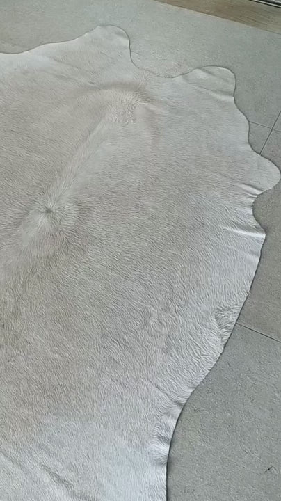 Tapete Bovino Bege Claro Sedoso Pelo Curto I BC1051 I 1,88x2,10m em Couro Legítimo