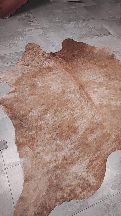 Tapete Bovino EXC899 Bege com Rajadas Brancas Pelo Alto I 2,14x2,07m