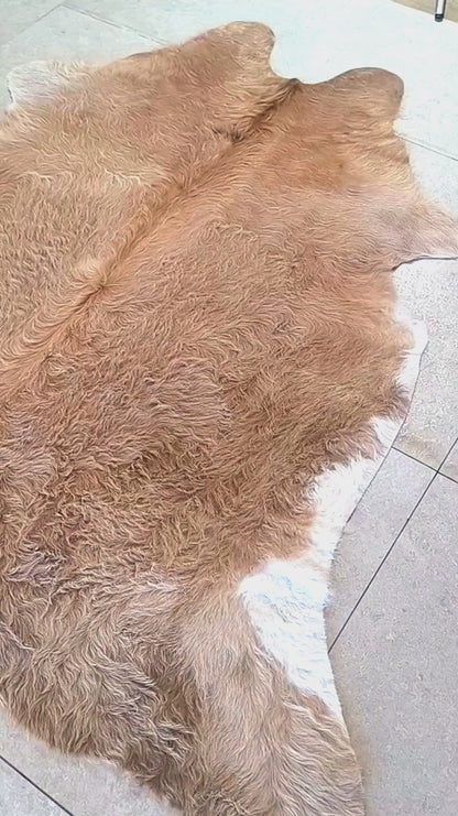 Tapete de couro bovino bege e branco pelo longo BB966 1,87x1,93m — video