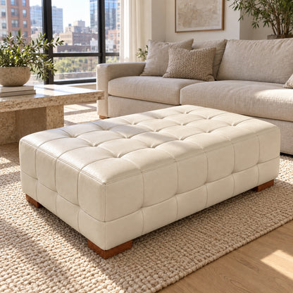 Puff Retangular Capitonet em Couro Off White com base em madeira em sala de estar elegante