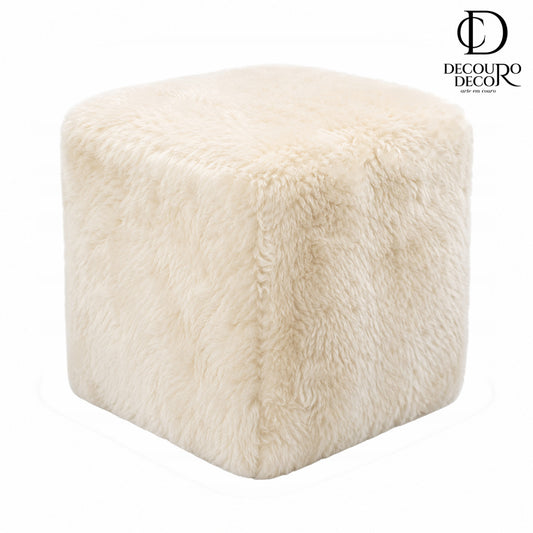 Puff Quadrado Pele de Couro Legítimo Lã de Ovelha em Tons Claros 40x40cm — fundo branco