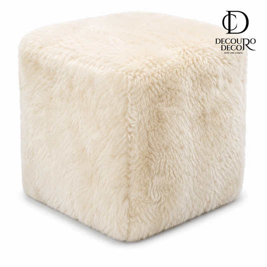 Puff Quadrado Pele de Couro Legítimo Lã de Ovelha em Tons Claros 40x40cm — fundo branco