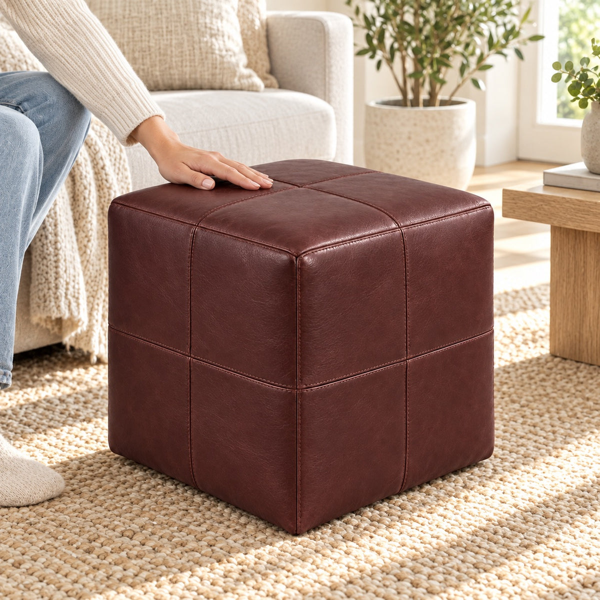 Puff Quadrado Waxy Malbec 40 por 40 cm — foto em uso