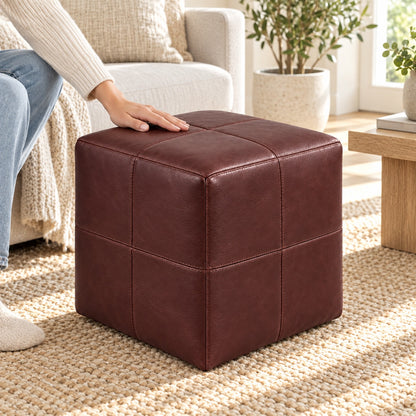 Puff Quadrado Waxy Malbec 40 por 40 cm — foto em uso