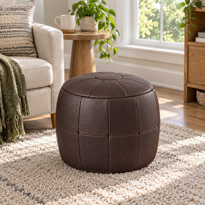 Puff Pipa Café em couro natural premium — Puff em sala com luz natural