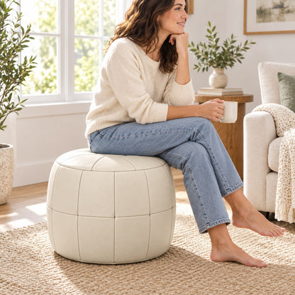 Puff Pipa Off White em couro natural premium — Pessoa usando o puff junto à poltrona