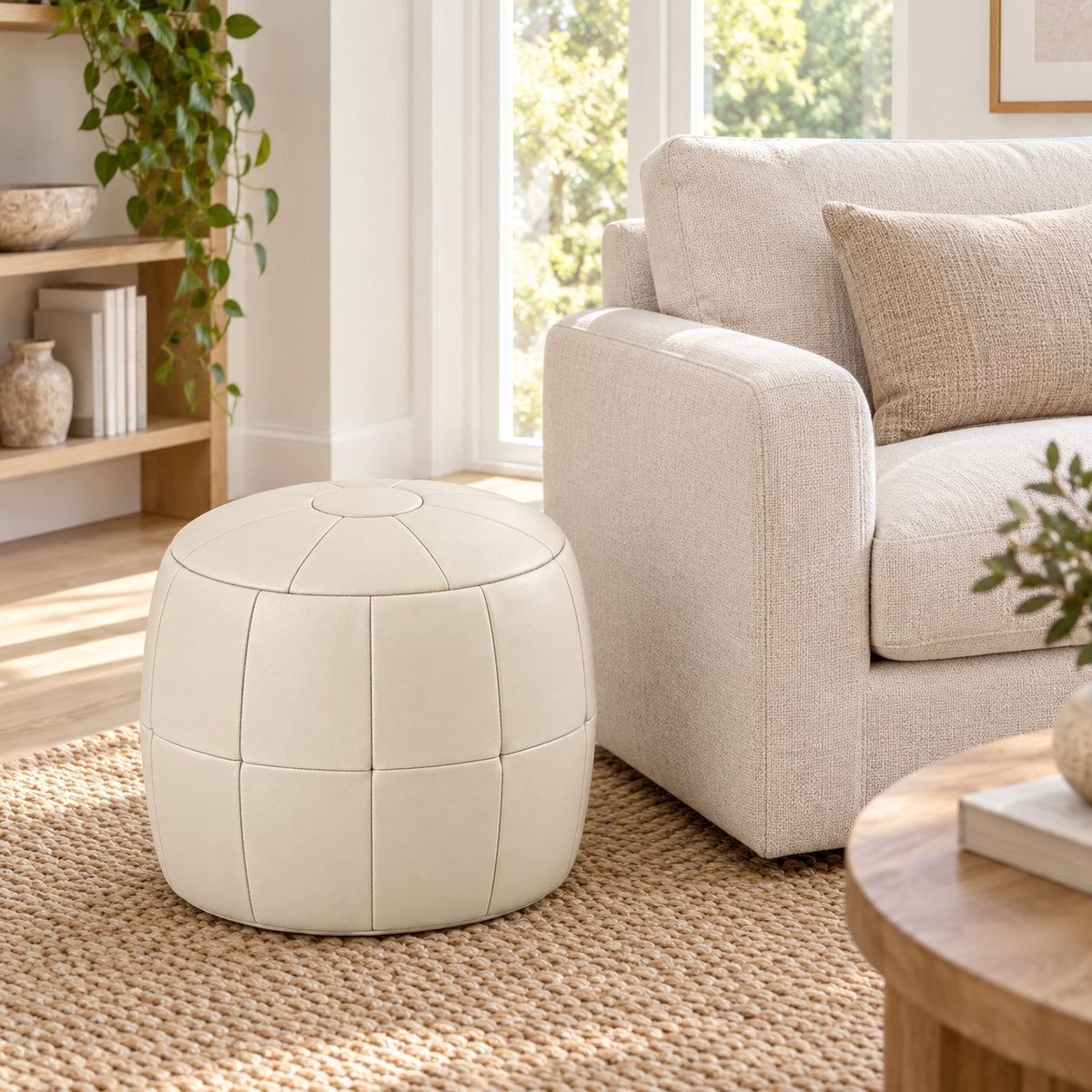 Puff Pipa Off White em couro natural premium — Puff em sala com luz natural