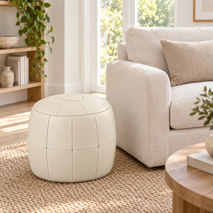 Puff Pipa Off White em couro natural premium — Puff em sala com luz natural