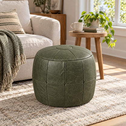 Puff Pipa Verde Esmeralda em couro natural premium — Puff em sala com luz natural