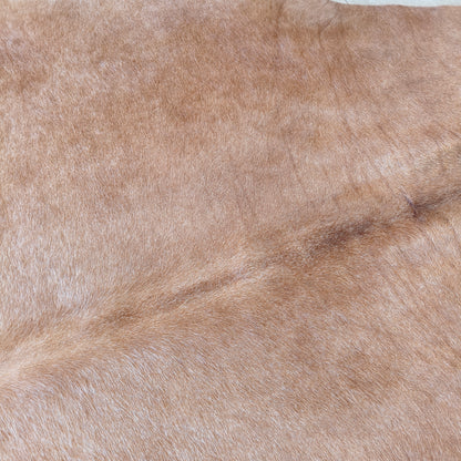 Tapete de couro de boi bege claro pelo curto BE976 — foto real 2