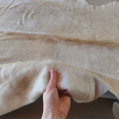 Tapete de couro de boi bege claro BE962 — foto real 3