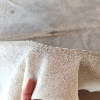 Tapete de couro de boi natural cinza e branco pelo curto macio GR1052 — foto real 3