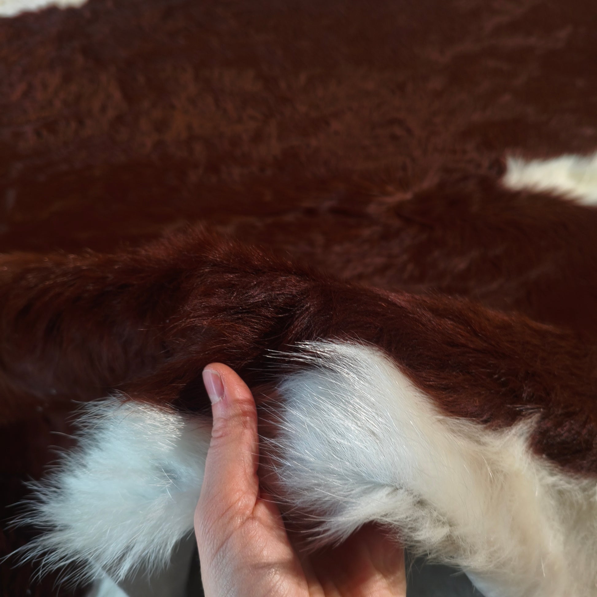 Tapete de couro de boi vermelho e branco pelo alto VB1014 — foto real 3