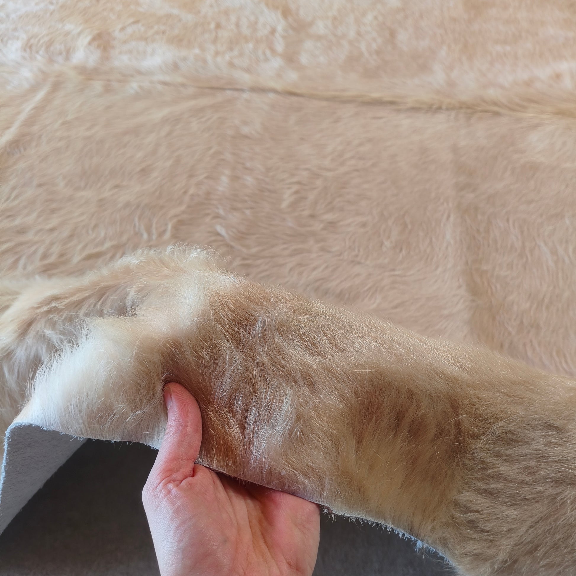 Tapete de couro de boi bege claro pelo alto sedoso BC980 — foto real 3