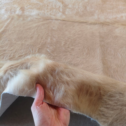 Tapete de couro de boi bege claro pelo alto sedoso BC980 — foto real 3