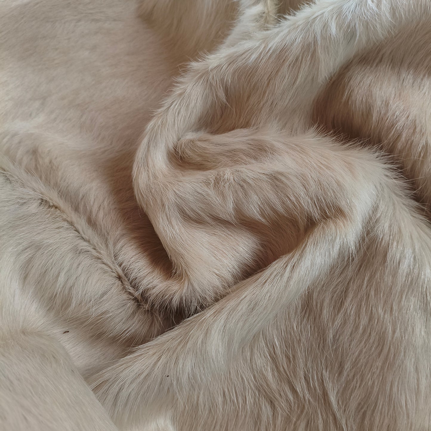 Tapete de couro de boi branco sedoso pelo alto BRA1063 — foto real 4