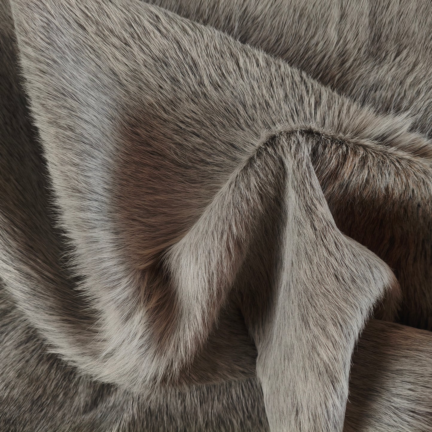 Tapete de couro de boi natural cinza e branco pelo curto macio GR1048 — foto real 4