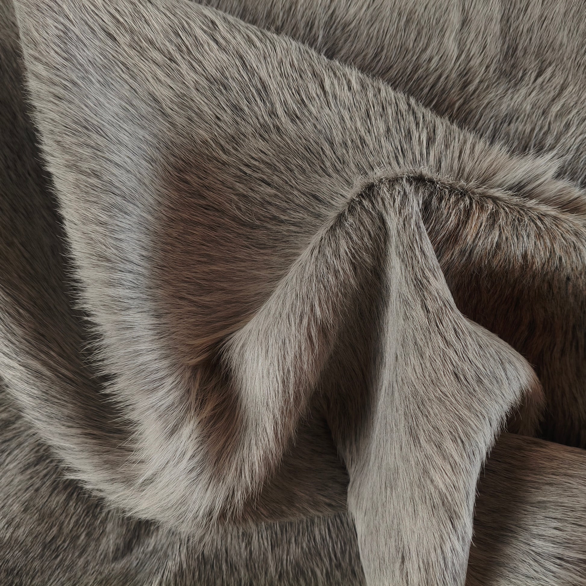 Tapete de couro de boi natural cinza e branco pelo curto macio GR1048 — foto real 4