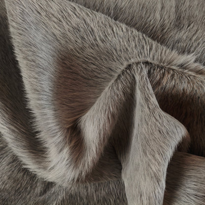 Tapete de couro de boi natural cinza e branco pelo curto macio GR1048 — foto real 4