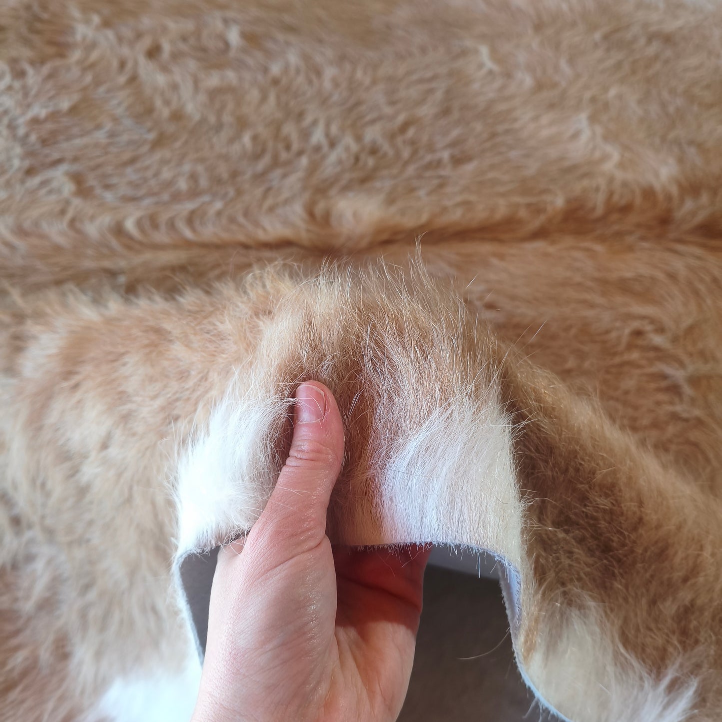 Tapete de couro de boi bege e branco BB966 — foto real 3