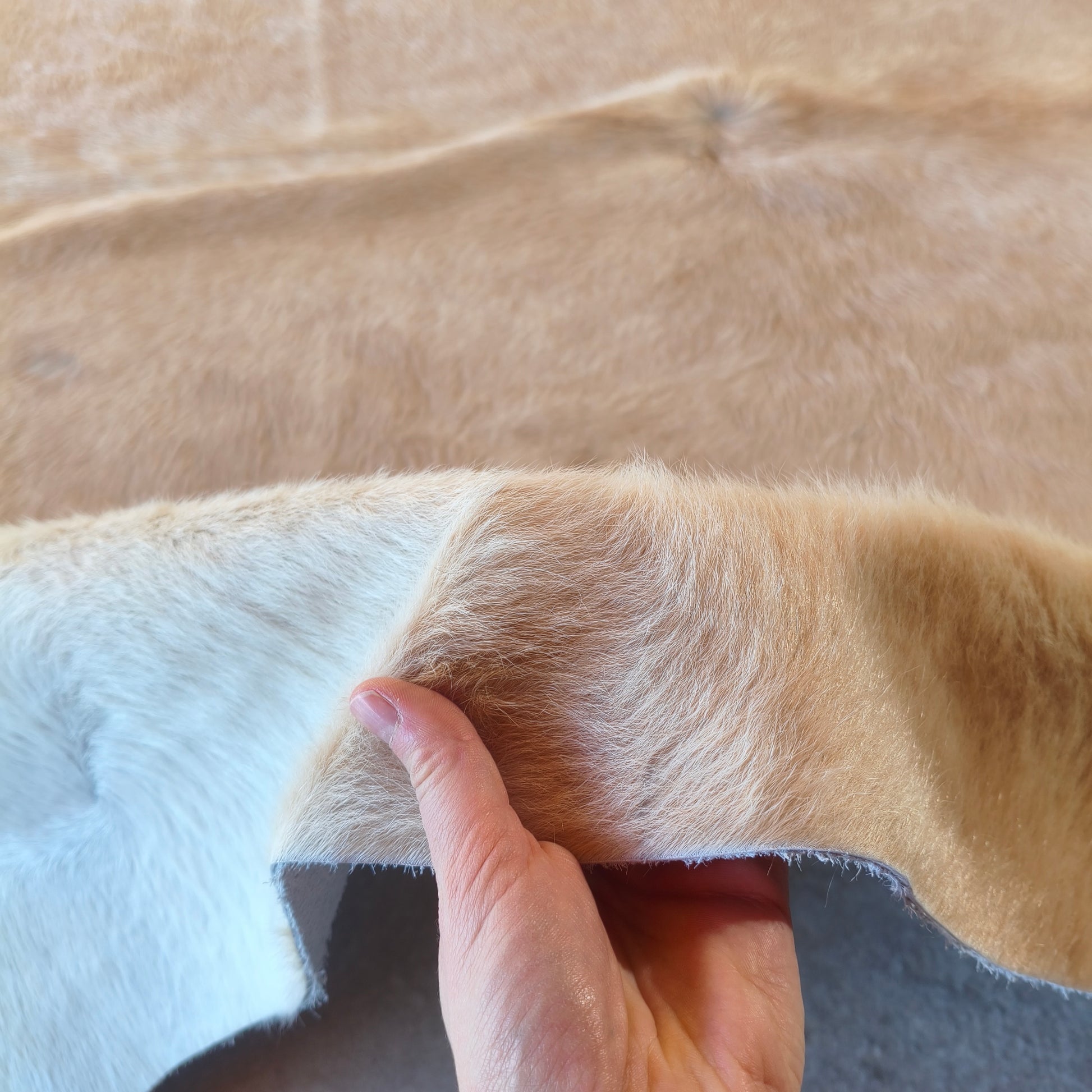Tapete de couro de boi bege claro BC993 — foto real 3