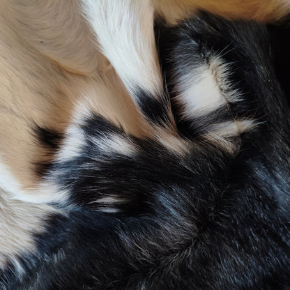 Tapete de couro de boi natural exótico cinza e branco EXC1033 — foto real 4