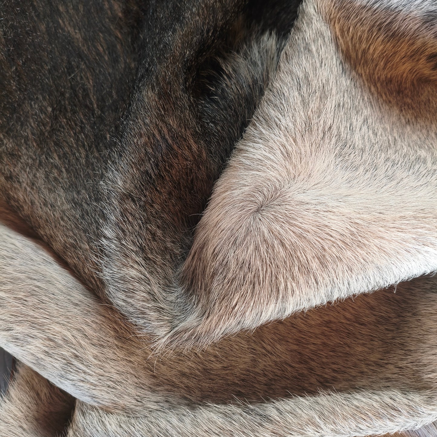 Tapete de couro de boi natural cinza e preto pelo curto macio GR1056 — foto real 4
