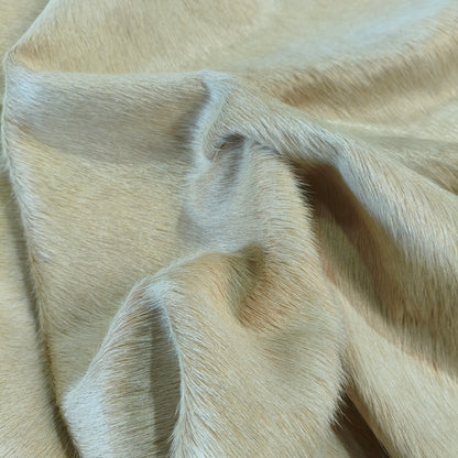 Detalhe do pelo curto e sedoso creme do tapete BC1328