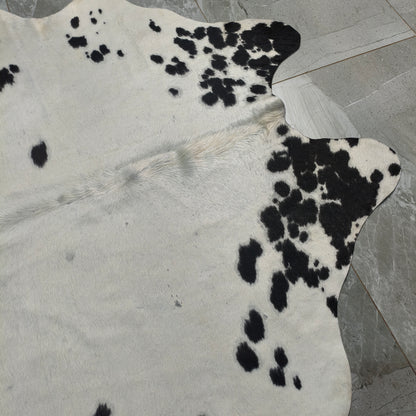 Tapete Bovino Natural Preto e Branco Pelo Curto I PB946 I 1,75x1,55m