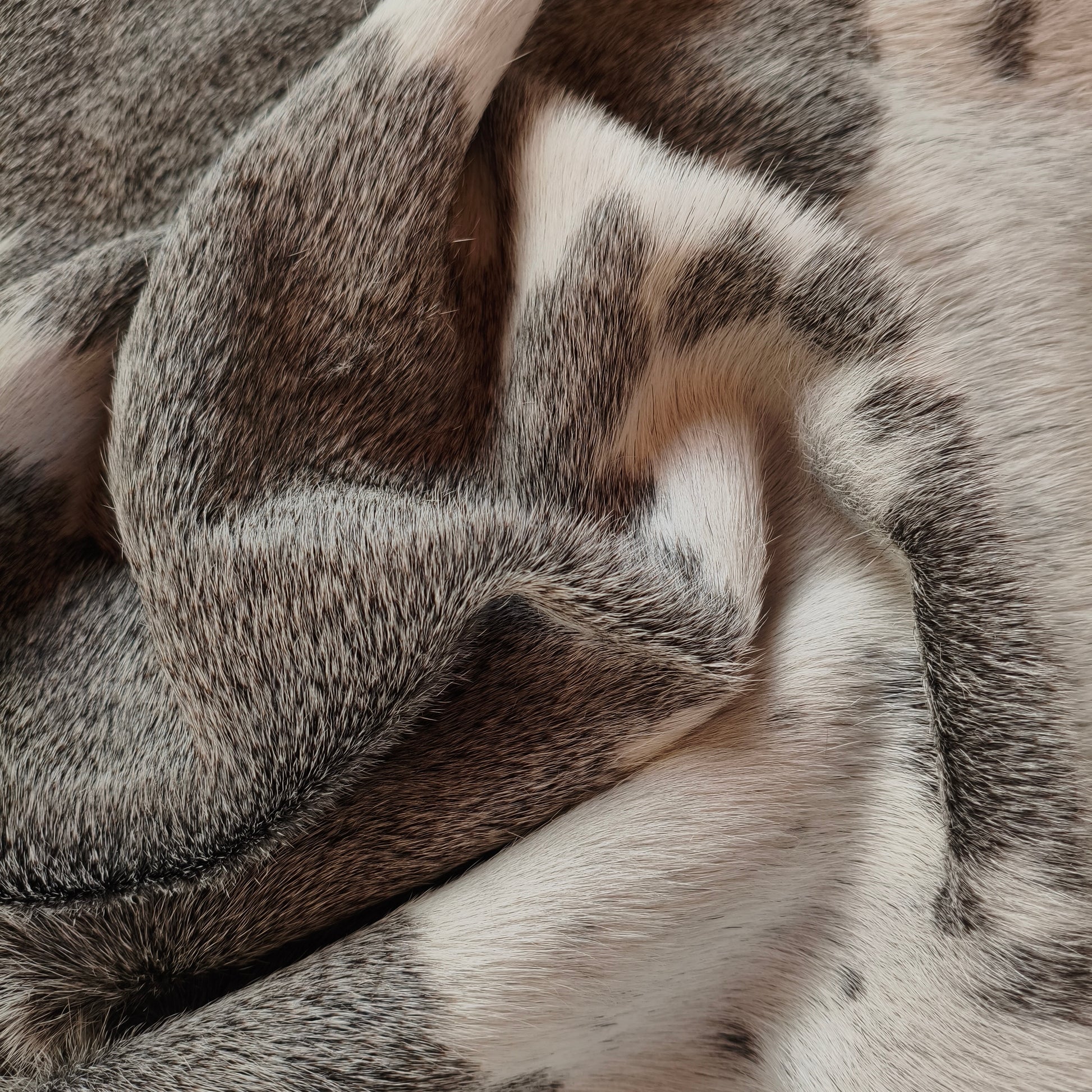 Tapete de couro de boi natural exótico cinza e branco EXC1029 — foto real 3