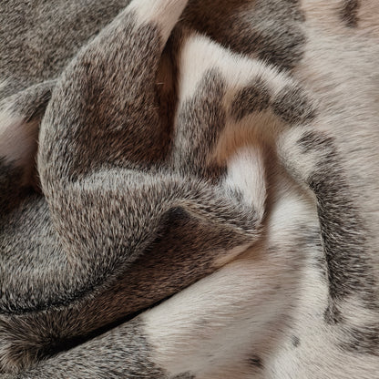 Tapete de couro de boi natural exótico cinza e branco EXC1029 — foto real 3