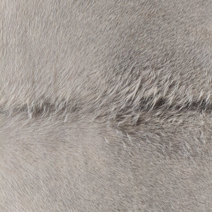 Tapete de couro de boi natural cinza e branco pelo curto macio GR1049 — foto real 2