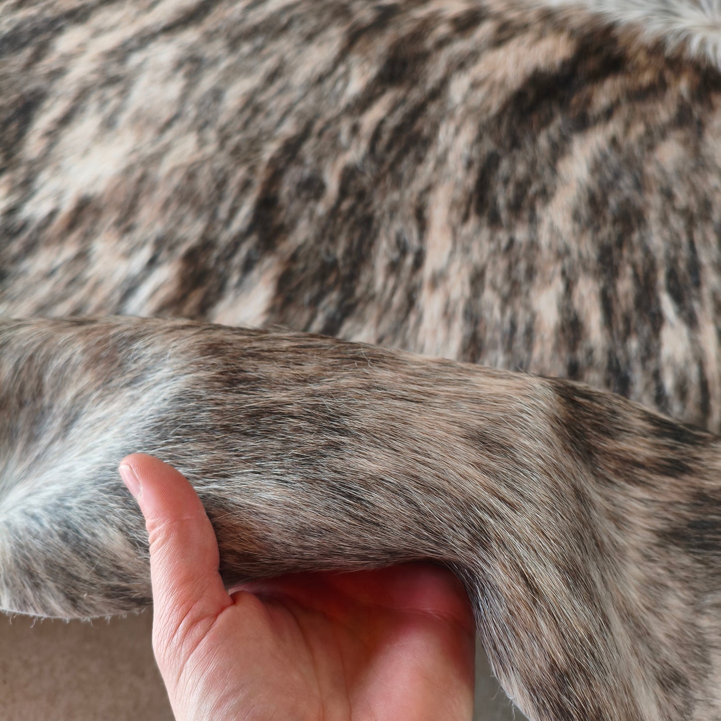 Tapete de couro de boi natural brazino claro BZC1074 — foto real 3