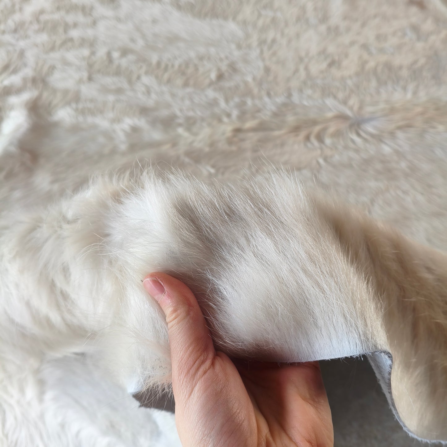 Tapete de couro de boi branco pérola pelo alto BRA1047 — foto real 3