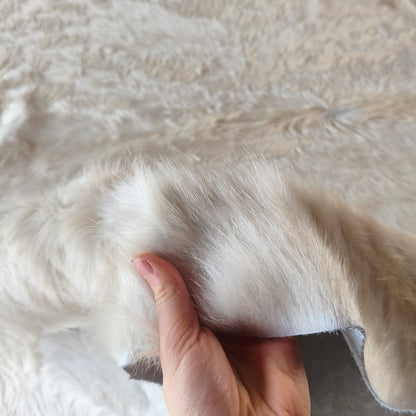 Tapete de couro de boi branco pérola pelo alto BRA1047 — foto real 3