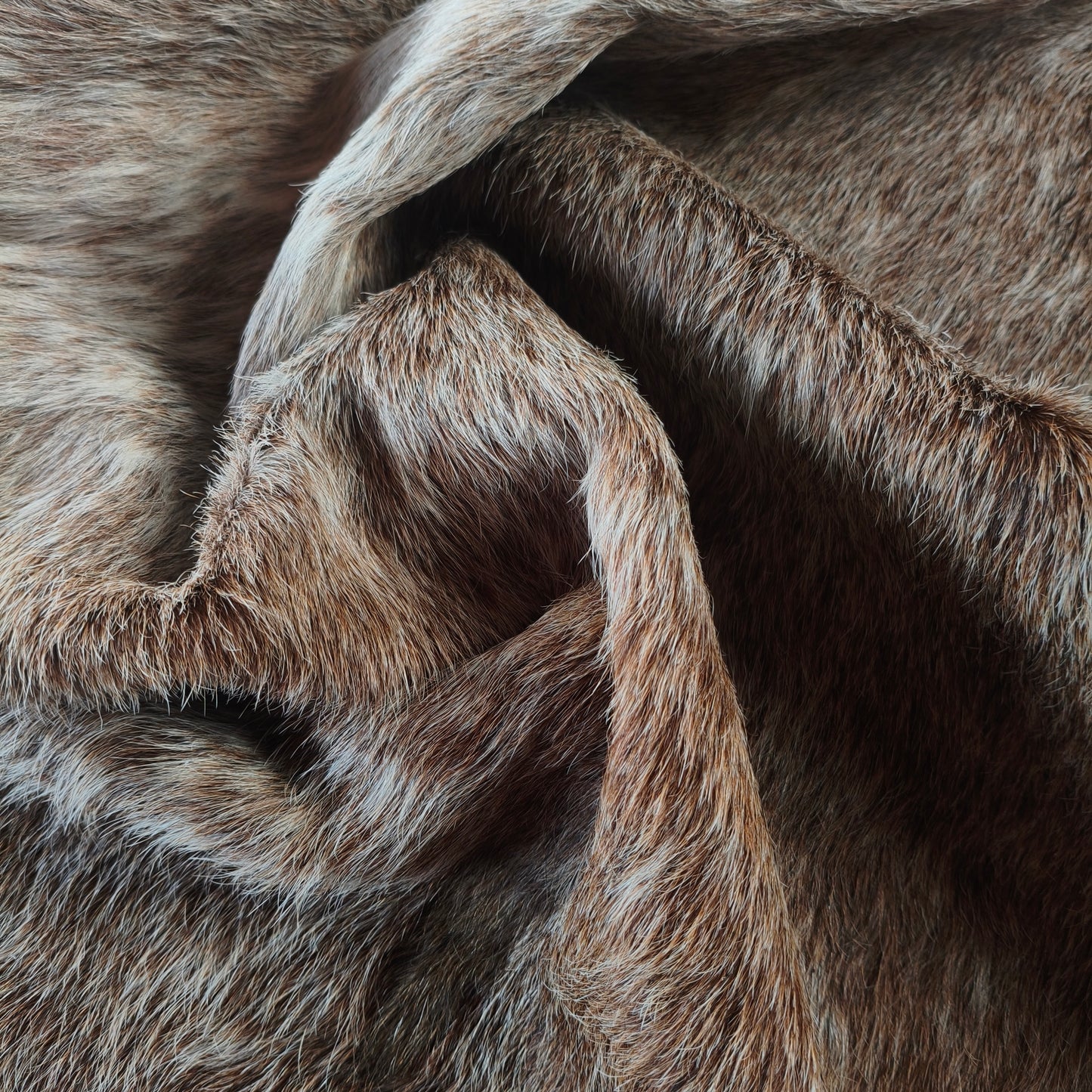 Tapete de couro de boi natural exótico marrom e branco EXC1043 — foto real 4