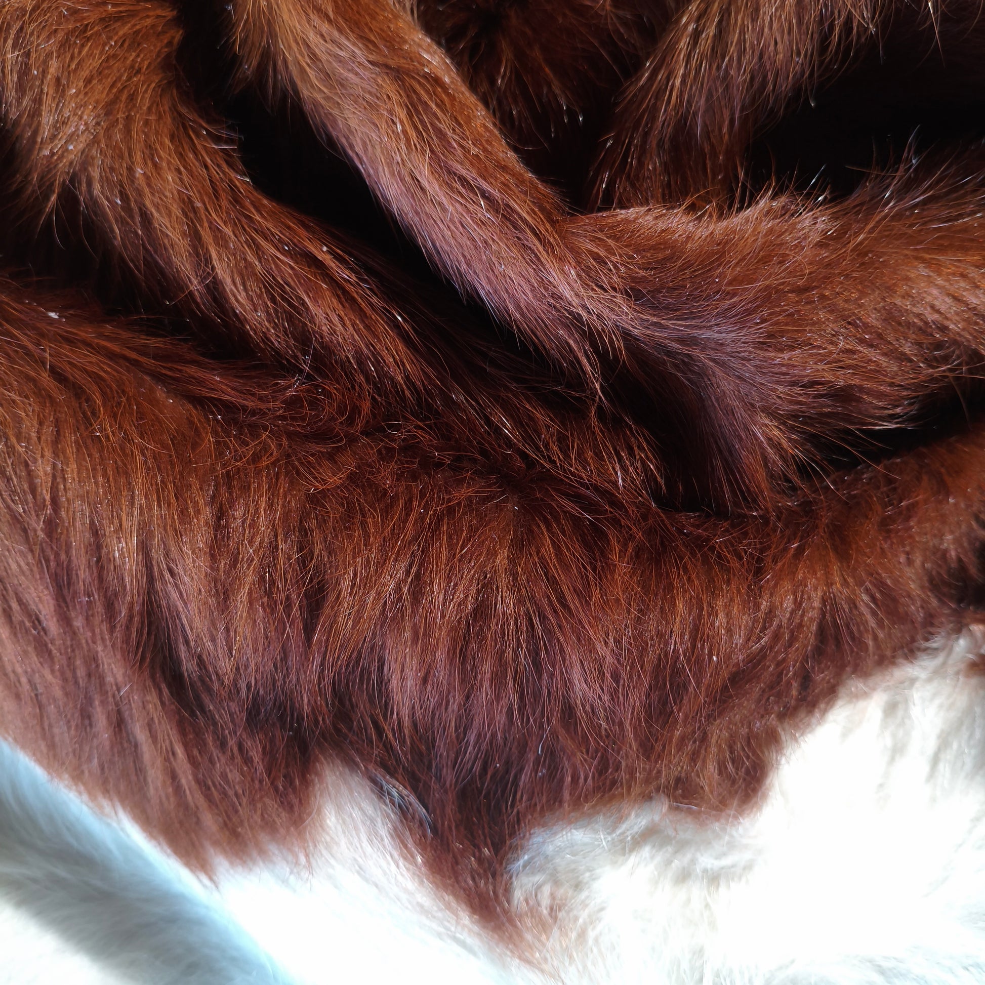 Tapete de couro de boi vermelho e branco pelo alto VB1012 — foto real 4