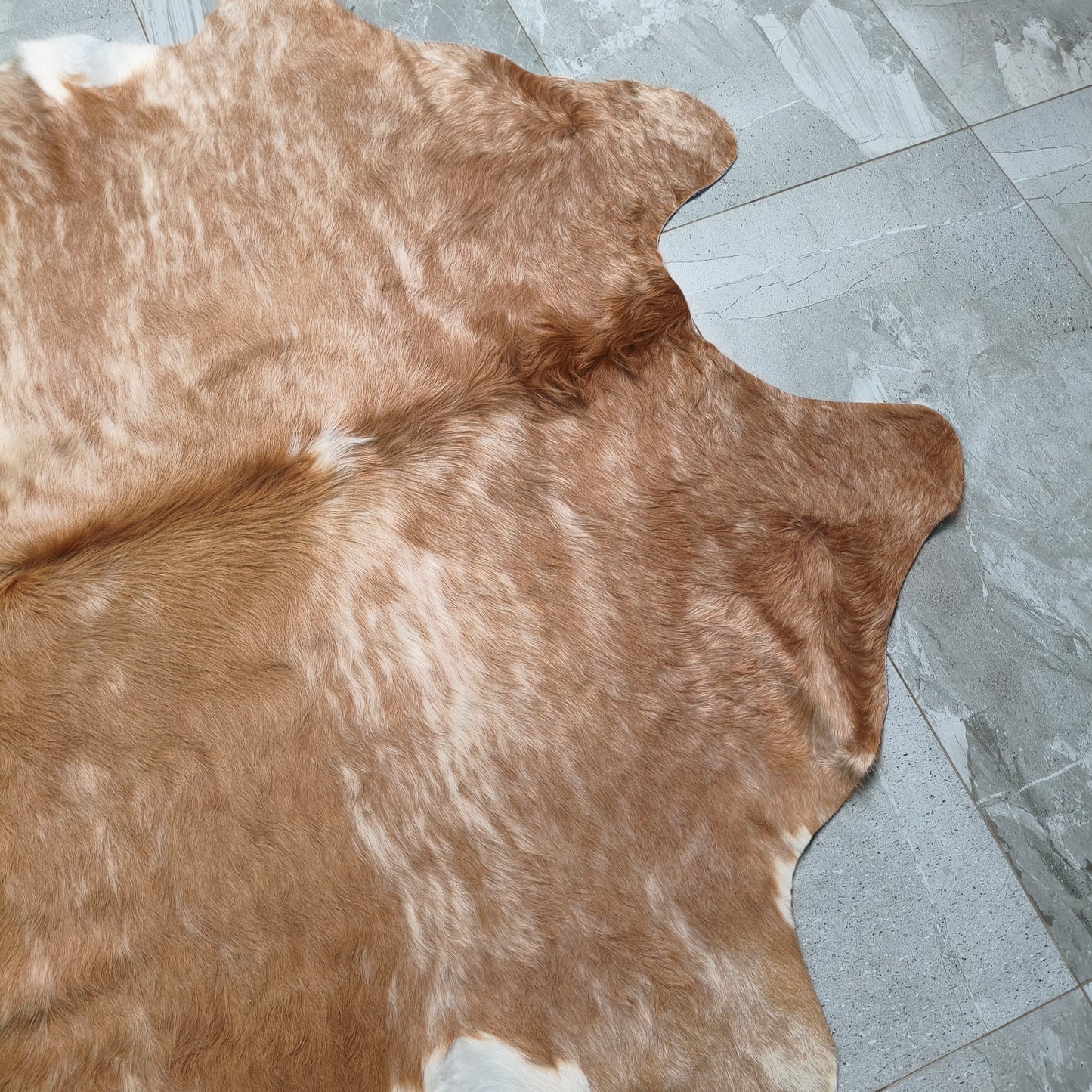 Tapete Bovino Bege e branco Pelo Alto Sedoso BB911 - 1,99x1,78m