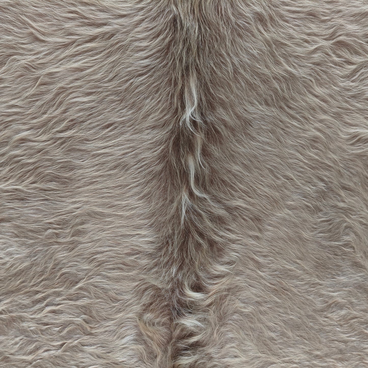 Tapete de couro de boi bege claro pelo alto BC1065 — foto real 2