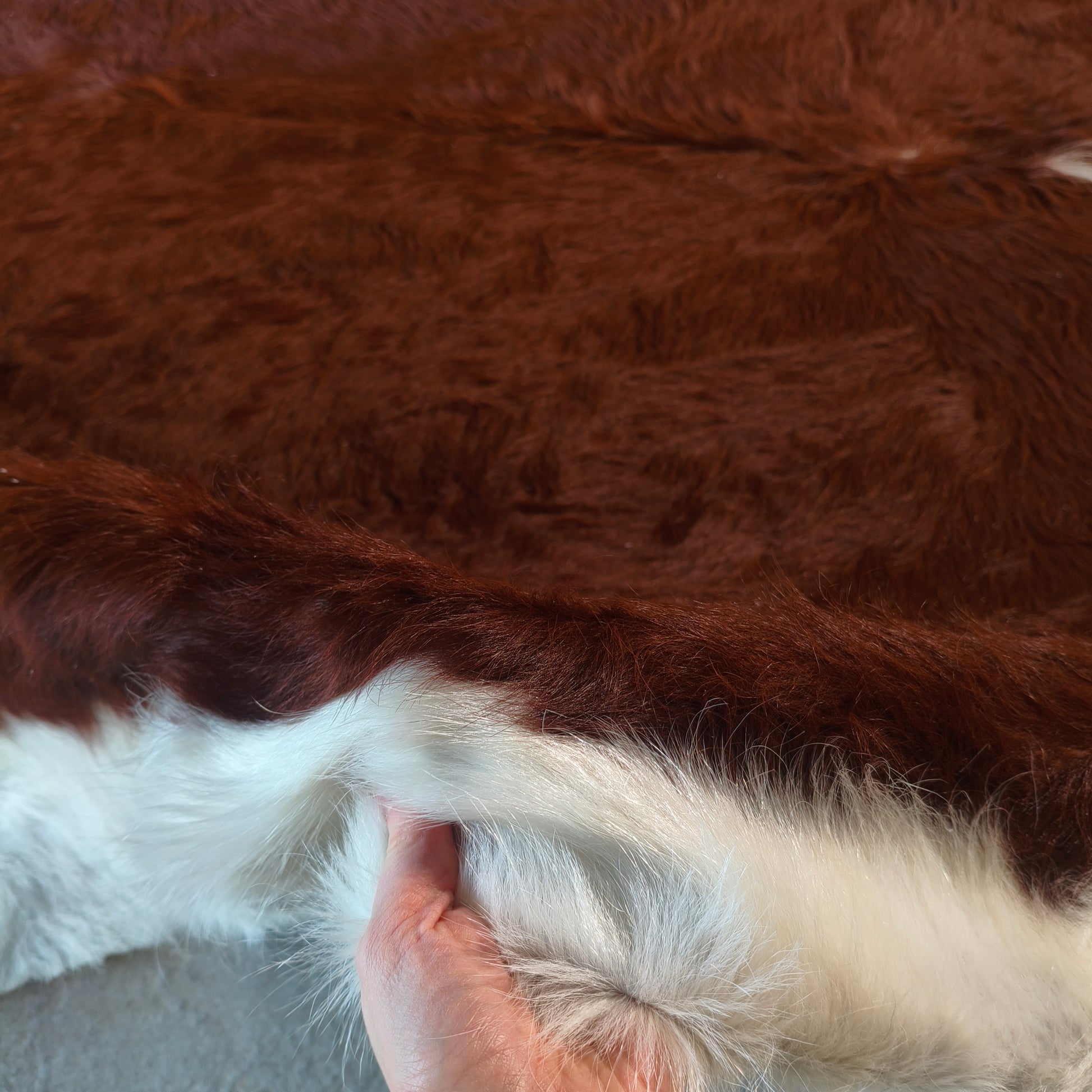 Tapete de couro de boi vermelho e branco pelo alto VB1011 — foto real 3